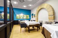 A restaurant or other place to eat at Hospedium Hotel Don Fidel