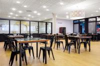 A restaurant or other place to eat at Hospedium Hotel Don Fidel