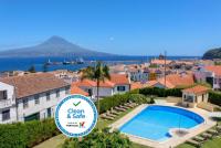 una villa con piscina y un cartel que diga limpio y seguro en Hotel Horta, en Horta