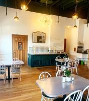 een restaurant met tafels en stoelen en een toonbank bij The Brooks Hotel Restaurant and Lounge in Wallace