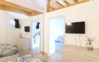 A television and/or entertainment centre at Casa al Teatro