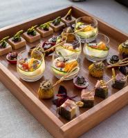 Una bandeja llena de diferentes tipos de comida sobre una mesa. en Villa Geba Boutique Hotel, en Sveti Stefan