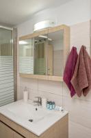 A bathroom at Xατζηράδος
