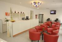Televízia a/alebo spoločenská miestnosť v ubytovaní Hotel City Residence