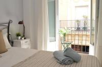 A bed or beds in a room at HomeySeville-Preciosa Casa Independiente Alfalfa, Parking Optional