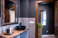 Un baño de CANDIL SUITE Origen