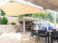 Reštaurácia alebo iné gastronomické zariadenie v ubytovaní Holiday Home Filip & Katja by Interhome