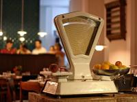 リスボンにあるIndependente Príncipe Realの果物を盛り付けたテーブルに座るジューサー