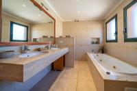 Koupelna v ubytování VIlla Jaruco Lux, exclusiva zona residencial con Piscina & Aircon