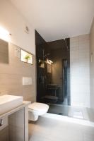 Un baño con inodoro, lavabo y ducha. en Toschis Station-Motel-Wirtshaus-an der Autobahn-Bowling, en Zella-Mehlis
