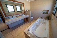 Koupelna v ubytování VIlla Jaruco Lux, exclusiva zona residencial con Piscina & Aircon