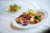 un plato blanco de comida en una mesa en Hotel Bannwaldsee, en Halblech