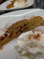 ColderùにあるAgriturismo La Casa Nei Boschiの白皿に盛られた一枚