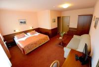 Łóżko lub łóżka w pokoju w obiekcie Hotel Tilia