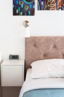 1 dormitorio con 1 cama y reloj en una mesita de noche en Orsan Residence, en Dubrovnik