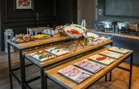 Mâncare la sau în apropiere de acest complex