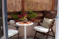 Posedenie v ubytovaní Marys Art and Cultural House 100meters from the beach