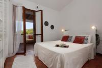 A bed or beds in a room at DomoMea - La Casa di Anna