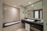 Ein Badezimmer in der Unterkunft Yam Suf by Isrotel Collection