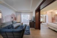 Ein Sitzbereich in der Unterkunft Yam Suf by Isrotel Collection