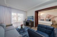 ein Wohnzimmer mit einer Couch und einem Bett in der Unterkunft Yam Suf by Isrotel Collection in Eilat