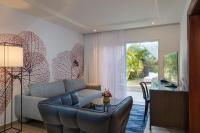 Ein Sitzbereich in der Unterkunft Yam Suf by Isrotel Collection