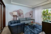 ein Wohnzimmer mit einer Couch und einem Tisch in der Unterkunft Yam Suf by Isrotel Collection in Eilat