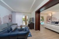 ein Wohnzimmer mit einer Couch und einem Bett in der Unterkunft Yam Suf by Isrotel Collection in Eilat