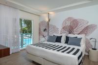 ein Schlafzimmer mit großem Bett und großem Fenster in der Unterkunft Yam Suf by Isrotel Collection in Eilat