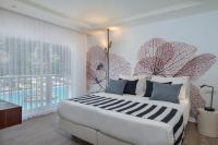 ein Schlafzimmer mit großem Bett und großem Fenster in der Unterkunft Yam Suf by Isrotel Collection in Eilat