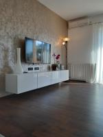 Televízia a/alebo spoločenská miestnosť v ubytovaní Apartmani Gržinić