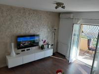 Televízia a/alebo spoločenská miestnosť v ubytovaní Apartmani Gržinić