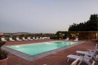 Bazén v ubytovaní Agriturismo Baglio Làuria alebo v jeho blízkosti