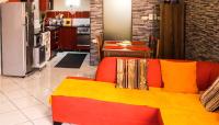 Kuchyň nebo kuchyňský kout v ubytování Desert Pearl Apartment