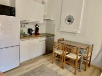 Una cocina o kitchenette en Excellent Studio au c&oelig;ur historique de Fr&eacute;jus