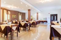 Reštaurácia alebo iné gastronomické zariadenie v ubytovaní Hotel Riviera