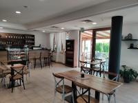A restaurant or other place to eat at Mymara 19
