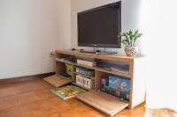 Televízia a/alebo spoločenská miestnosť v ubytovaní La Loggia su Acqui. Centro, wi-fi, aria condizionata, ascensore