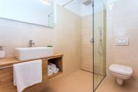 Koupelna v ubytování Beachfront Casa Ahoi with 2 bedrooms, heated pool, amazing sea views