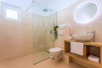 Koupelna v ubytování Beachfront Casa Ahoi with 2 bedrooms, heated pool, amazing sea views