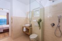 Koupelna v ubytování Beachfront Casa Ahoi with 2 bedrooms, heated pool, amazing sea views