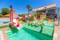 Bazén v ubytování Apartamentos Turísticos Playa Mar I nebo v jeho okolí