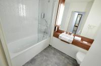 ein Bad mit einer Dusche, einem WC und einem Waschbecken in der Unterkunft Campanile Paris Est - Pantin in Pantin
