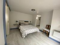A bed or beds in a room at CENTRE CHATELAILLON GRAND T2** AVEC COUR 100mPLAGE