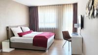 Una habitación de hotel con una cama y una ventana. en TH39 Trend Hotel, en Bad Vilbel