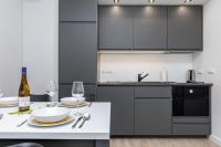 Kuchnia lub aneks kuchenny w obiekcie Modern City Center Apartments by Noclegi Renters