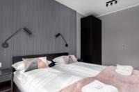 Łóżko lub łóżka w pokoju w obiekcie Modern City Center Apartments by Noclegi Renters