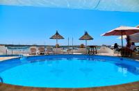 Bazén v ubytovaní Apartamentos Sabina Playa alebo v jeho blízkosti