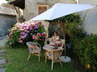 A garden outside B&B Alle Ortensie Blu
