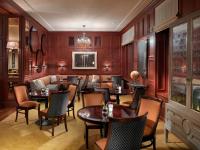 サンフランシスコにあるインターコンチネンタル マーク ホプキンス サンフランシスコの赤い壁のレストラン